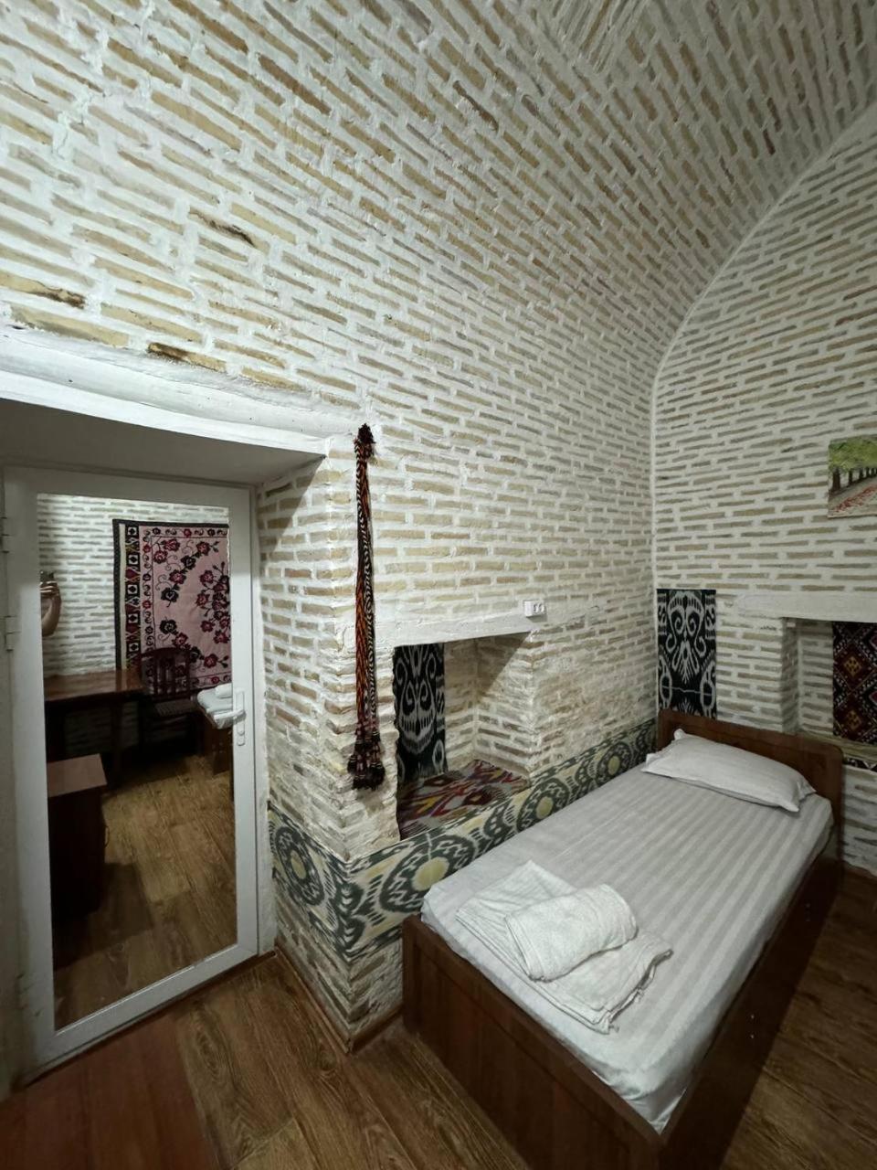 Ohun Caravan Sarai 18Th Century Old Hause Historical Unesco Heritage List 1 Minutes To Bukhara Old Town Square Est-Since 1826 For Walk In Guest Parking, Cozy Room, Best Location And Strong Wifi Exterior photo